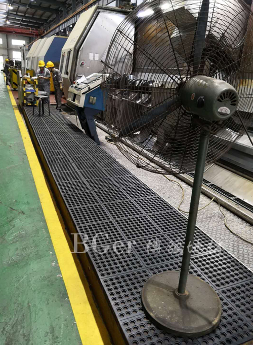 工廠(chǎng)車(chē)間地面作業(yè)平臺(tái)地墊防滑耐油地毯