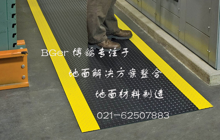 輕型工業(yè)防滑地墊，黑色人字形表紋+黃邊-圖一